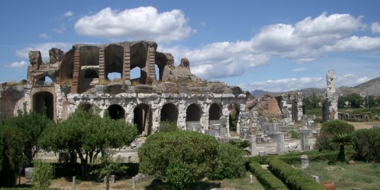 I viali antistanti l'Anfiteatro Campano piazze di spaccio