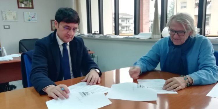Giuseppe Sauchella e Giampaolo Parente durante la  sottoscrizione dell'intesa per il Piano Faunistico