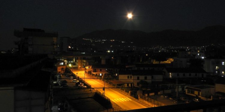 Castellammare di Stabia (Napoli), via Giuseppe Cosenza (7 aprile 2020, ore 22,10), foto di Catello Ferrigno