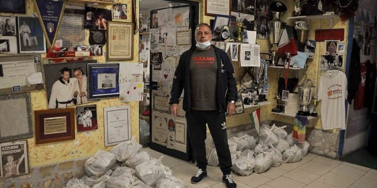 Napoli, Scampia. 15 maggio 2020, Gianni Maddaloni nella sua palestra raccoglie e distribuisce alimenti per le famiglie in povertà a seguito della pandemia da coronavirus. Ph. Irene Angelino