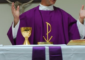 Va in carcere per celebrare messa ma ha con sé 9 cellulari, fermato prete nel Casertano