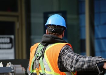 operaio cantiere muro camion