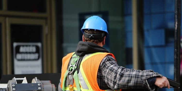 operaio cantiere muro camion