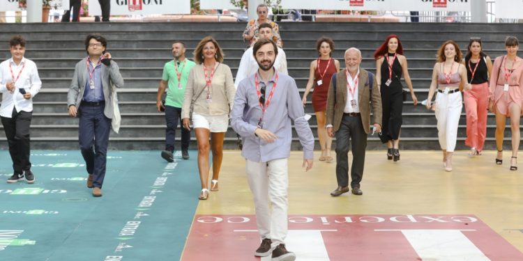 Il regista Giuseppe Carrieri e il cast del suo film ieri a Giffoni