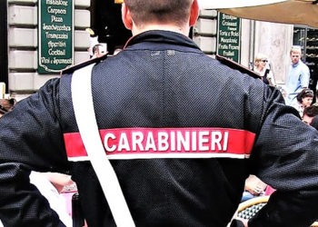 Beccato a spacciare, utilizza un manico di scopa come arma: arrestato 24enne a Napoli