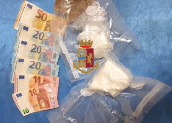 Autista di autobus arrestato a Napoli: nascondeva la droga in una borsa mentre era alla guida