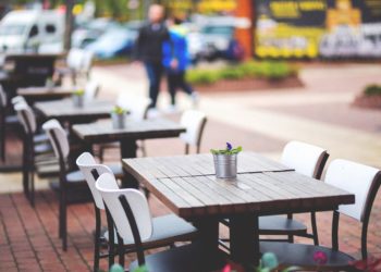 Violenta rissa per un complimento a una ragazza: 7 denunciati nel Nolano