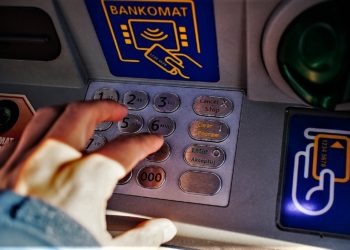 Pompei, costretto a scendere in strada in pigiama per prelevare denaro: arrestato il figlio per estorsione