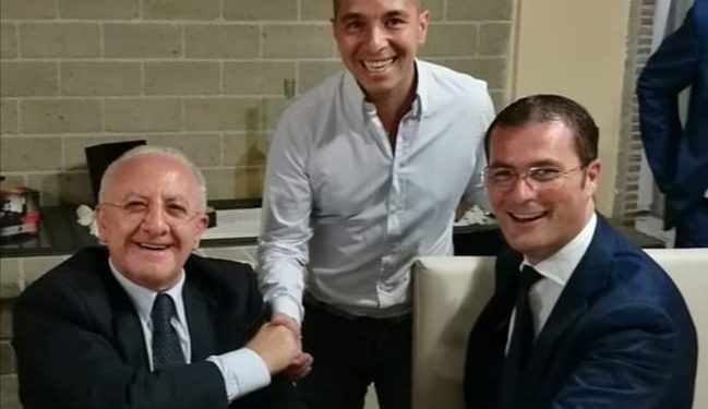 Al centro Giovanni Innocenti con il presidente della Regione Campania Vincenzo De Luca e il consigliere regionale Giovanni Zannini