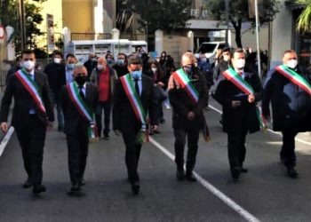 I sindaci della Penisola sorrentina in piazza: “No alla chiusura dell’ospedale di Vico Equense”