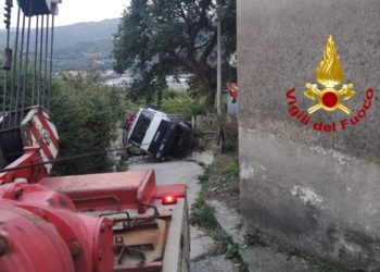 Autocisterna si ribalta in Irpinia, ferito il conducente (Video)