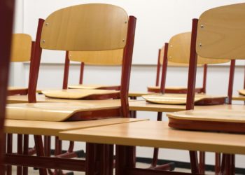 Studenti costretti a fare lezione senza banchi in una classe dell’Istituto “Tilgher” di Ercolano