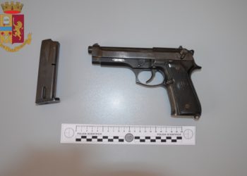 Salerno, arrestato figlio di un pregiudicato: era in possesso di una pistola con matricola abrasa