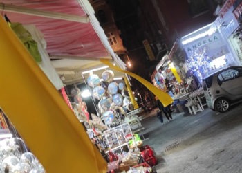 Drappi gialli a San Gregorio Armeno, la protesta dei presepiai napoletani