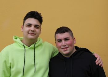 Collezionano autografi delle star per asta online: la raccolta fondi di due 15enni per la ricerca contro i tumori infantili