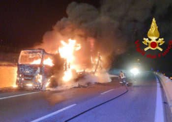 Camion in fiamme sull’autostrada: paura nell’Avellinese