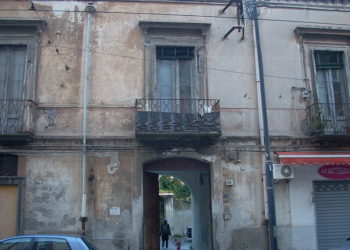 Napoli, crolla un parapetto in strada a San Giovanni a Teduccio