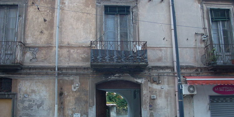 Un dettaglio di un edificio nel quartiere napoletano di San Giovanni a Teduccio