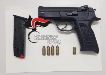 Ruba in una pizzeria di Casandrino e spara per coprirsi la fuga: due i feriti