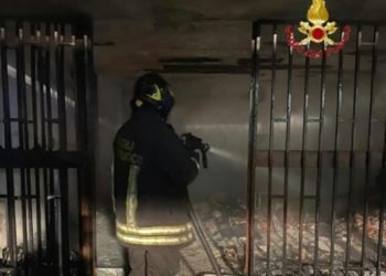 Fiamme in una villa di Castel Volturno: i pompieri spengono l’incendio
