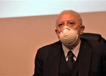 Scontro totale in Campania tra De Luca e de Magistris sulla gestione della pandemia
