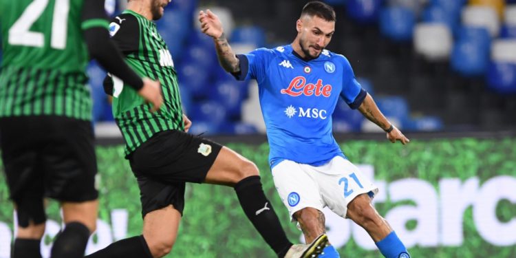 Politano al tiro durante Napoli-Sassuolo 0-2