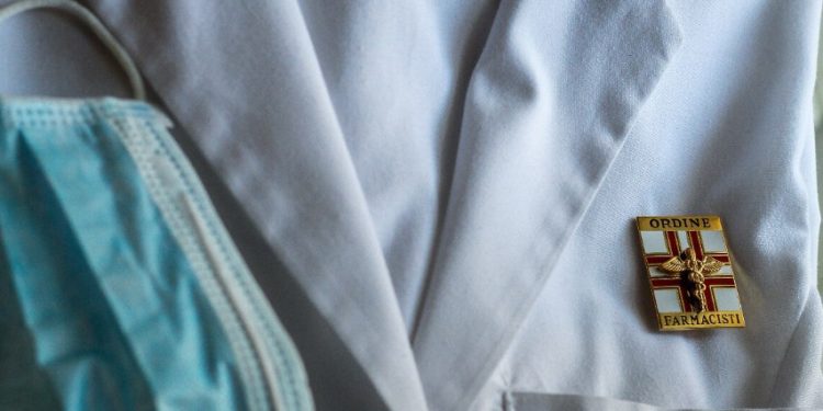 Camice, spilla, mascherina. I farmacisti ai tempi del Covid-19