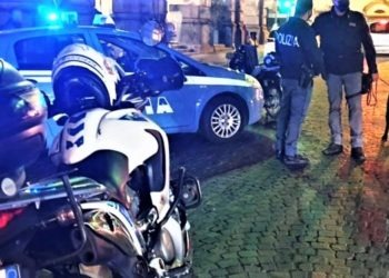 Napoli, festa abusiva finisce in “rivolta”: otto agenti feriti e tre arresti tra i partecipanti