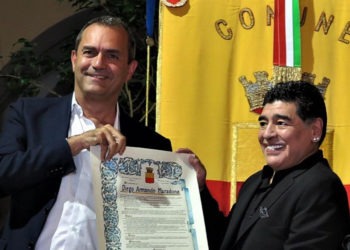 Da papa Francesco a Pelè, il mondo piange il “napoletano” Maradona