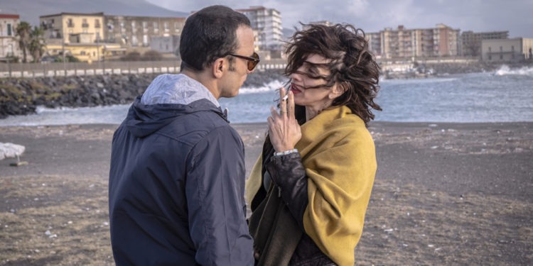 Teresa Saponangelo con Francesco Di Leva nel film di Antonio Capuano "Il buco in testa"