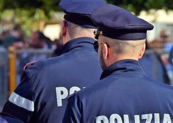 Evade dai domiciliari e accoltella il suocero, 20enne arrestato a Salerno