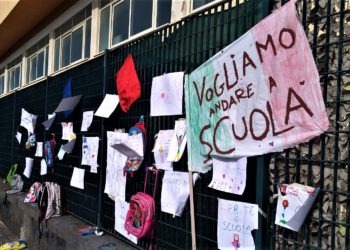 Zaini “sospesi” a Napoli: montano le proteste contro la chiusura delle scuole