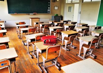 Campania, rimandata a lunedì la decisione sulla riapertura delle scuole