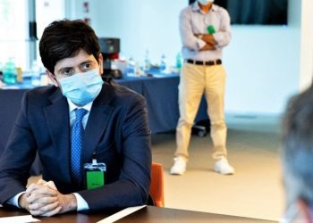 Covid-19, un piano vaccinale entro il 2 dicembre: l’annuncio del ministro Speranza