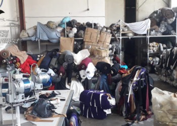 Lavoro in nero e smaltimento illecito di rifiuti: sequestrata fabbrica nel Vesuviano