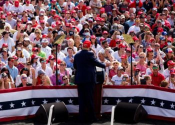 Stati Uniti divisi e col fiato sospeso: è testa a testa Trump-Biden