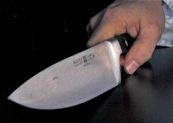 Evade dai domiciliari e accoltella il suocero, 20enne arrestato a Salerno