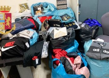 Napoli, possedeva capi d’abbigliamento contraffatti: denunciato 31enne