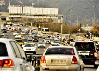 Positivo al Covid-19 soccorre la compagna sulla tangenziale di Napoli: denunciato