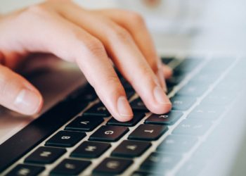 Tentano di estorcere denaro attraverso un annuncio a luci rosse: tre arresti in Irpinia