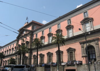 Napoli, la facciata del Mann s’illumina in vista delle festività natalizie