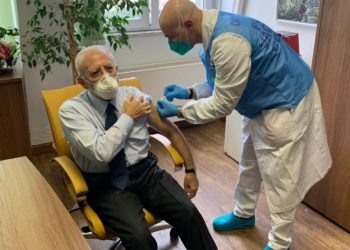 Covid-19, De Luca si vaccina ma De Magistris tuona: “Indegno abuso di potere”