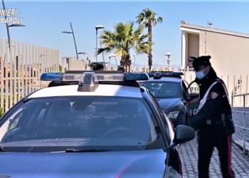 Avevano dato fuoco a un bar nel Napoletano per ritorsione: arrestati tre affiliati al clan Apicella