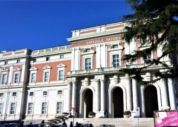 Violenza all’ospedale Cardarelli di Napoli: infermiera picchiata da quattro persone