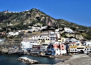 Grossa frana a Ischia, bloccato l’accesso per Sant’Angelo