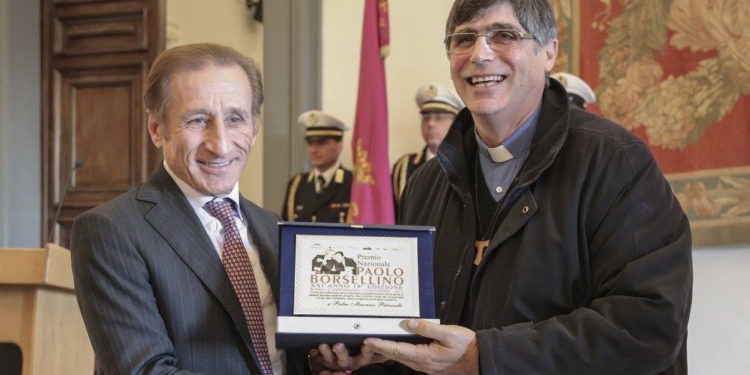 L'ex senatore Lorenzo Diana mentre consegna il Premio Paolo Borsellino a don Maurizio Patriciello