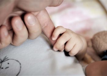 Dramma ad Aversa, neonata muore subito dopo il parto. I genitori: “Vogliamo la verità”