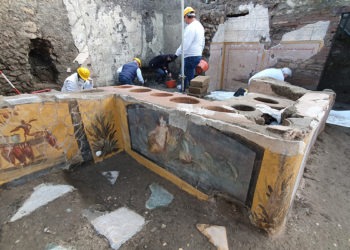 Pompei, riaffiora dal sottosuolo un’antica tavola calda con resti di alimenti e ossa umane