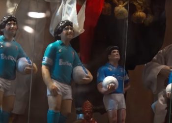 Riaprono le botteghe di San Gregorio Armeno a Napoli nel nome di Maradona