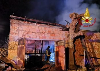 Ariano Irpino, incendio in un deposito agricolo in contrada Brecceto